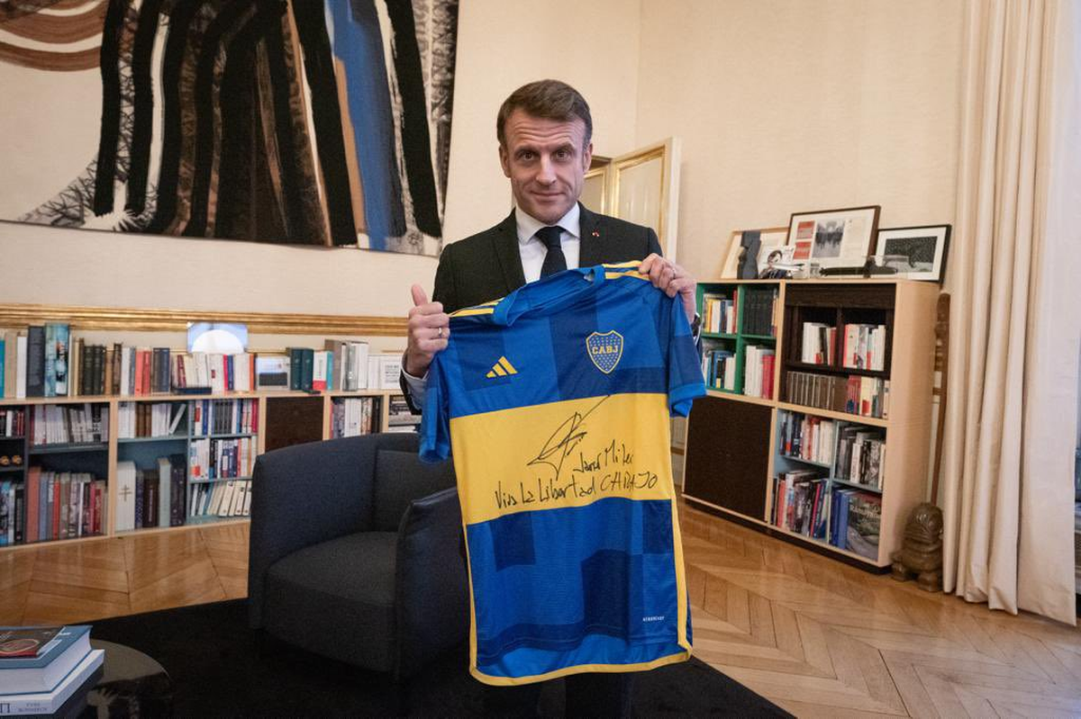 Macron con una camiseta de Boca Juniors firmada por Milei. ¿Le llevará una de Central firmada por Victoria Villarruel? Macron con una camiseta de Boca Juniors firmada por Milei. ¿Le llevará una de Central firmada por Victoria Villarruel?