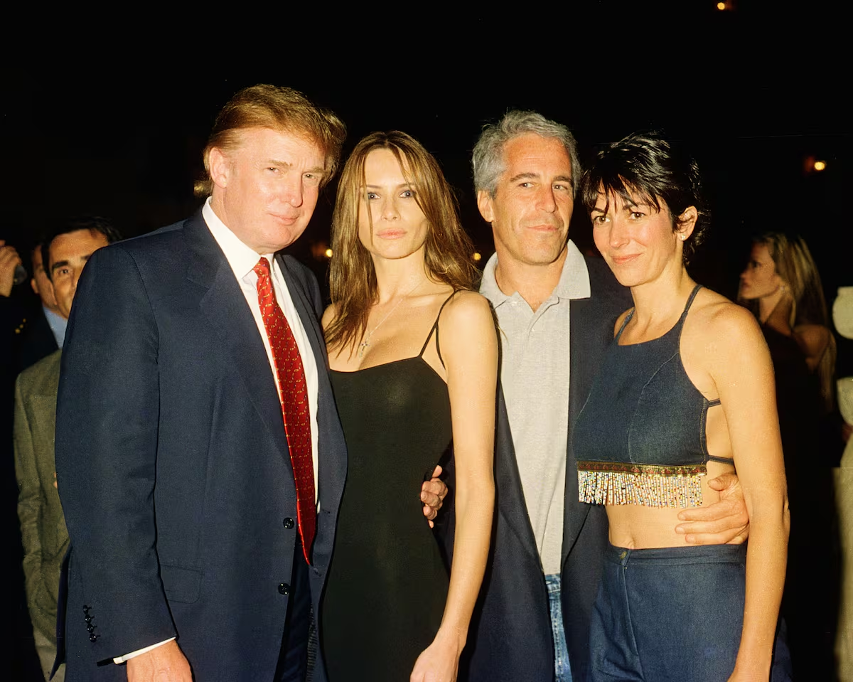 La semana pasada, el Departamento de Justicia retuvo miles de archivos de Jeffrey Epstein, incluidos documentos del FBI con acusaciones (no verificadas) de conducta sexual inapropiada de Donald Trump, pero tuvo que volverlos a liberar por la presión. La semana pasada, el Departamento de Justicia retuvo miles de archivos de Jeffrey Epstein, incluidos documentos del FBI con acusaciones (no verificadas) de conducta sexual inapropiada de Donald Trump, pero tuvo que volverlos a liberar por la presión.