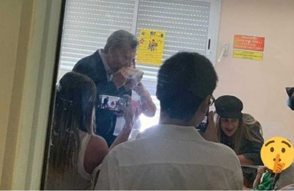 Macri visitó al nene con cáncer que pidió conocerlo y comió un pancho junto a él (Foto Perfil).