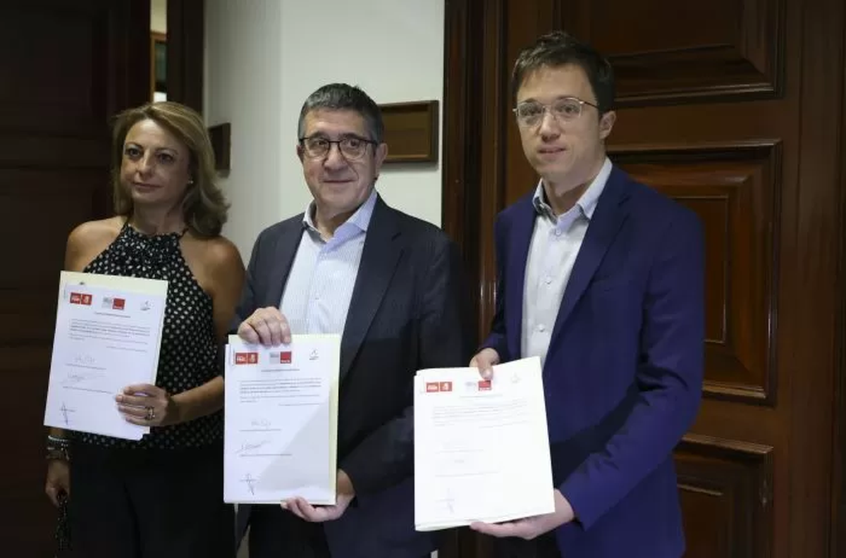 Los portavoces del PSOE, Patxi López; de Sumar, Íñigo Errejón, y de Coalición Canaria, Cristina Valido, posan con el registro de la modificación de la ley de extranjería (Fuente: EFE / Kiko Huesca) Los portavoces del PSOE, Patxi López; de Sumar, Íñigo Errejón, y de Coalición Canaria, Cristina Valido, posan con el registro de la modificación de la ley de extranjería (Fuente: EFE / Kiko Huesca)