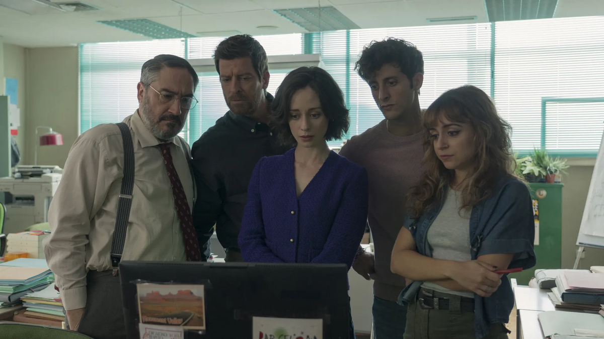 En un pequeño bufete intentará reconstruir su carrera y su vida junto a personajes inolvidables. Foto: Netflix. En un pequeño bufete intentará reconstruir su carrera y su vida junto a personajes inolvidables. Foto: Netflix.