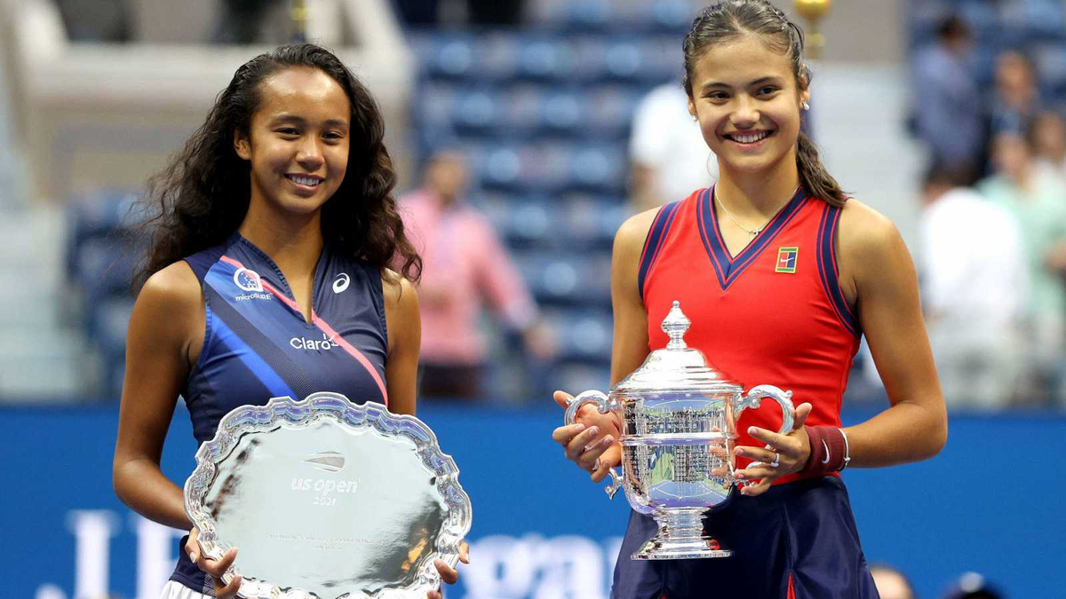 A la izquierda la subcampeona Leylah Fernández de 19 años. A la derecha la campeona del US Open Emma Raducanu, de 18 años.