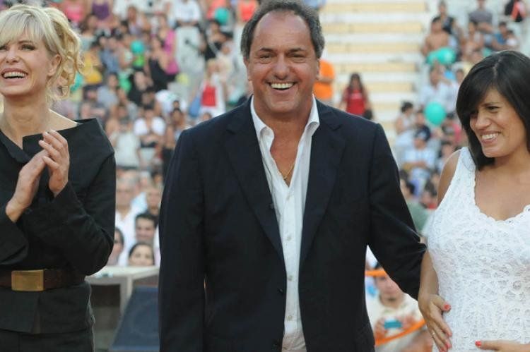 15/12/2012: El gobernador bonaerense Daniel Scioli y Karina Rabolini presentan a una beneficiaria del programa de fertilización asistida, en el Estadio Único. FOTO NA: Prensa Gobernación