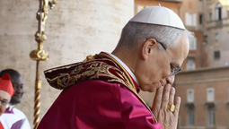 León XIV rezó frente a la multitud que lo aclamaba en la plaza San Pedro