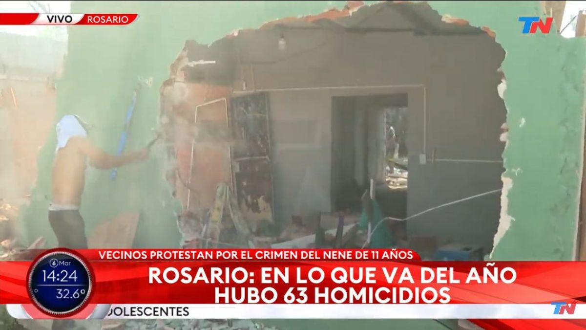 Los vecinos que destruyeron la casa del supuesto narco (Foto: Captura de pantalla del reportaje TN)