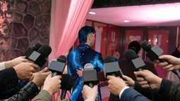 Luck Ra protagonizó un tenso momento con la prensa en los Premios Ídolo, después de que le pidieran que se detuviera para hablar con ellos. Luck Ra protagonizó un tenso momento con la prensa en los Premios Ídolo, después de que le pidieran que se detuviera para hablar con ellos.