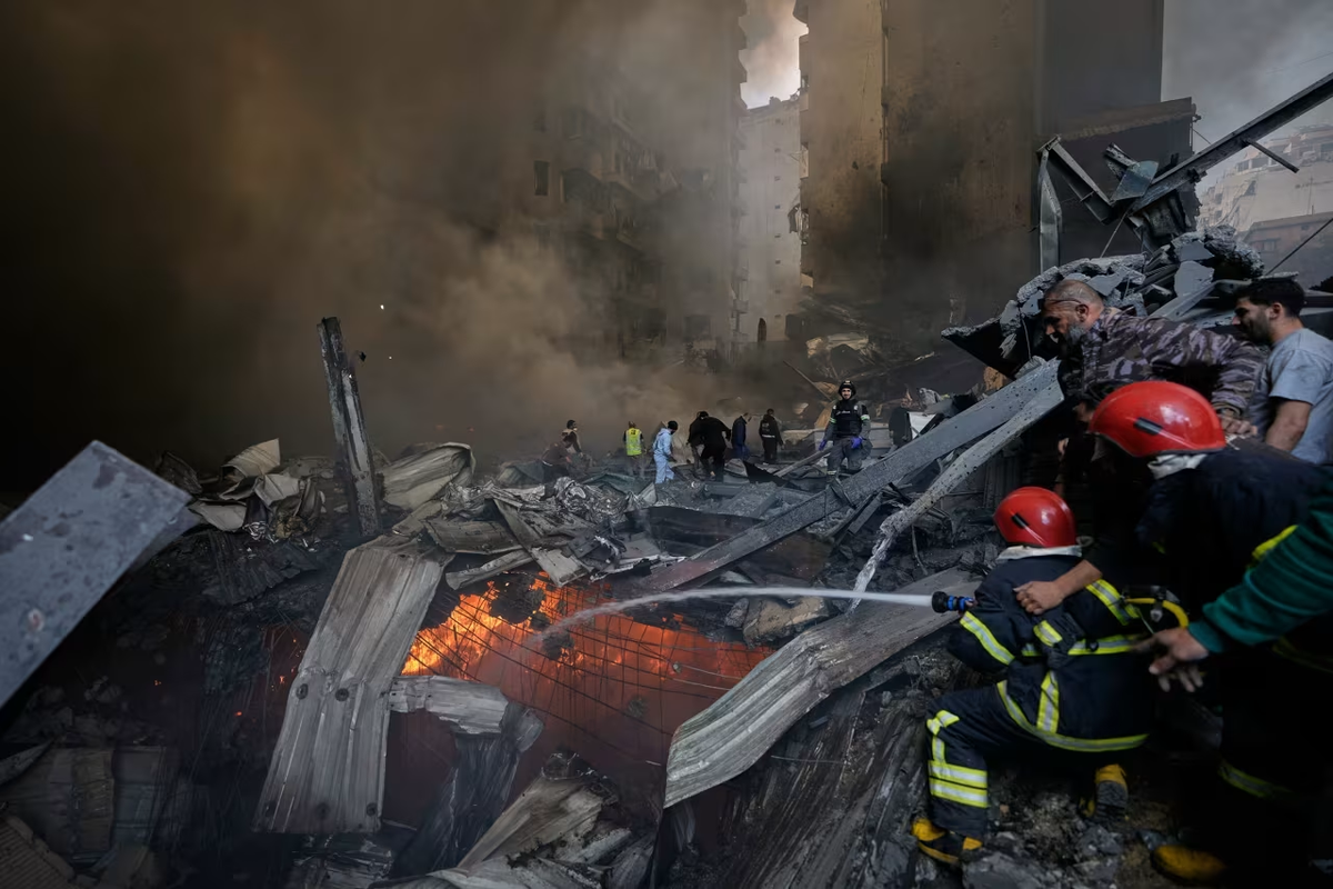 Bomberos intentan sofocar las llamas en el lugar de un ataque aéreo que impactó un edificio de apartamentos en Beirut, Líbano, el miércoles. | Bilal Hussein/AP Bomberos intentan sofocar las llamas en el lugar de un ataque aéreo que impactó un edificio de apartamentos en Beirut, Líbano, el miércoles. | Bilal Hussein/AP