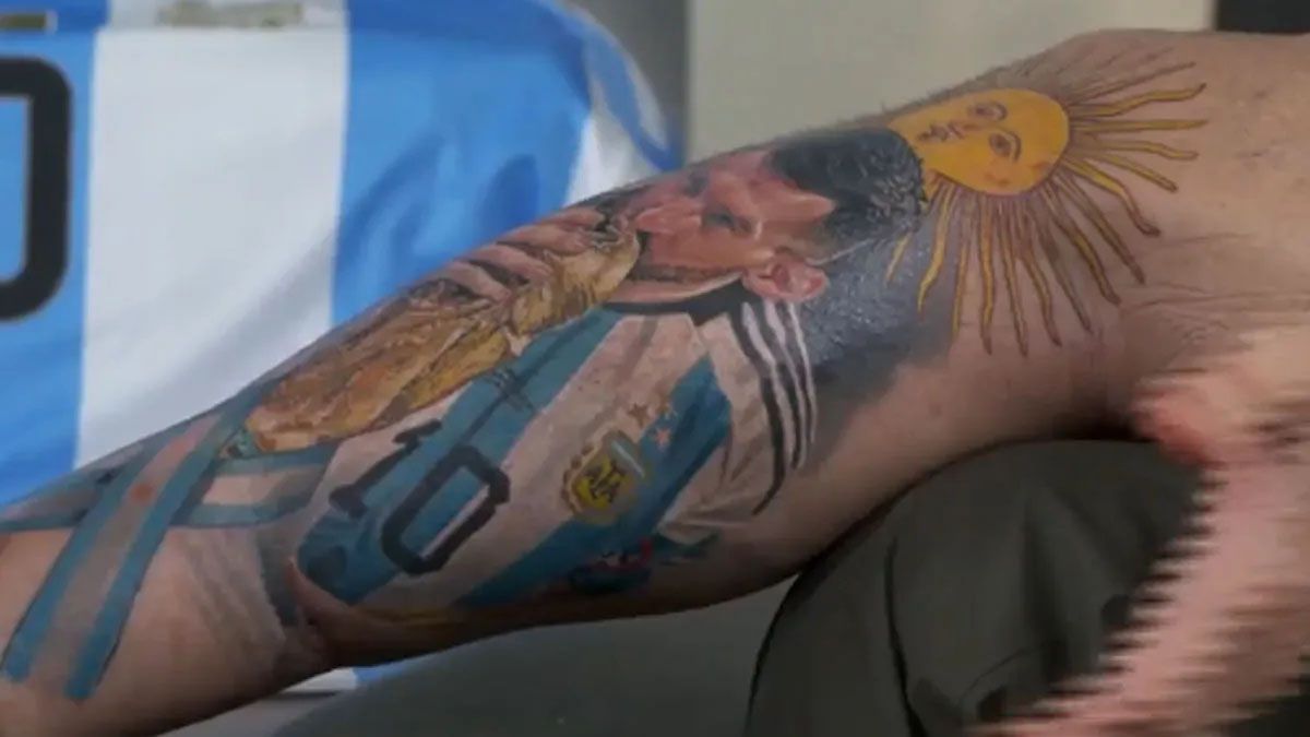 Marcelo Tinelli fundió a San Lorenzo pero charló con Lionel Messi y le mostró su admiración con un tatuaje en su honor que sorprendió al rosarino: “Qué locura”. Marcelo Tinelli fundió a San Lorenzo pero charló con Lionel Messi y le mostró su admiración con un tatuaje en su honor que sorprendió al rosarino: “Qué locura”.