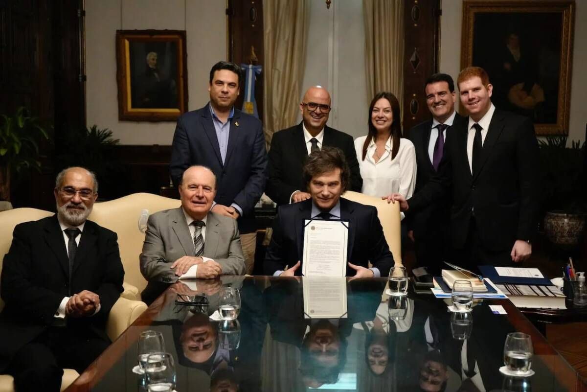 Javier Milei recibe premio de funcionario inhabilitado Javier Milei recibe premio de funcionario inhabilitado