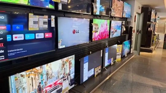 Fue a un shoppíng con barrabravas porque no le cambiaban el televisor