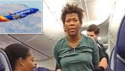 altText(En un vuelo comercial, una 'loca' intentó abrir una escotilla y mordió a un pasajero)}