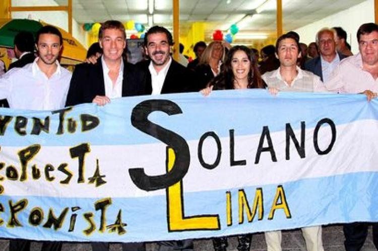 Cristian Ritondo, detrás de la S de Solano, a su izq., Diego Santilli. A la izq., de éste, Chavo Ramello, de La Solano; en el extremo der., Guillermo Montenegro.