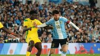 Lionel Messi disputa la pelota contra un futbolista de Benín, en su despedida en el Estadio Monumental Lionel Messi disputa la pelota contra un futbolista de Benín, en su despedida en el Estadio Monumental