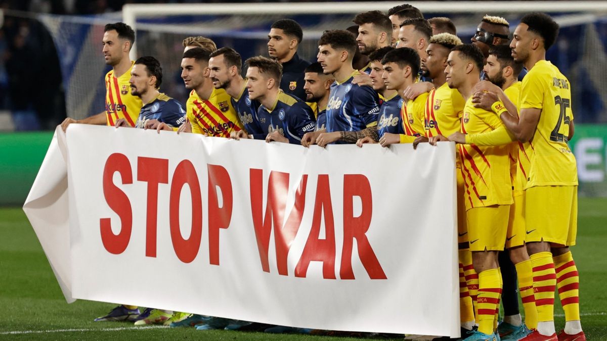 Futbolistas de FC Barcelona y Napoli se unen contra el conflicto entre Rusia y Ucrania.