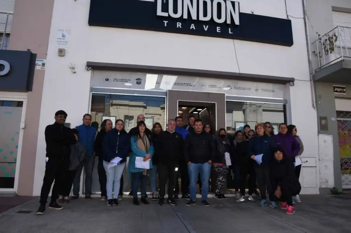 La agencia de viajes de egresados, London Travel, rompió el silencio tras inhabilitación y denuncias por estafas e incumplimiento. La agencia de viajes de egresados, London Travel, rompió el silencio tras inhabilitación y denuncias por estafas e incumplimiento.