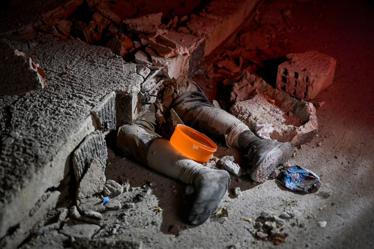 Un cuerpo de un venezolano debajo de escombros, en un escenario desgarrador | AFP Un cuerpo de un venezolano debajo de escombros, en un escenario desgarrador | AFP