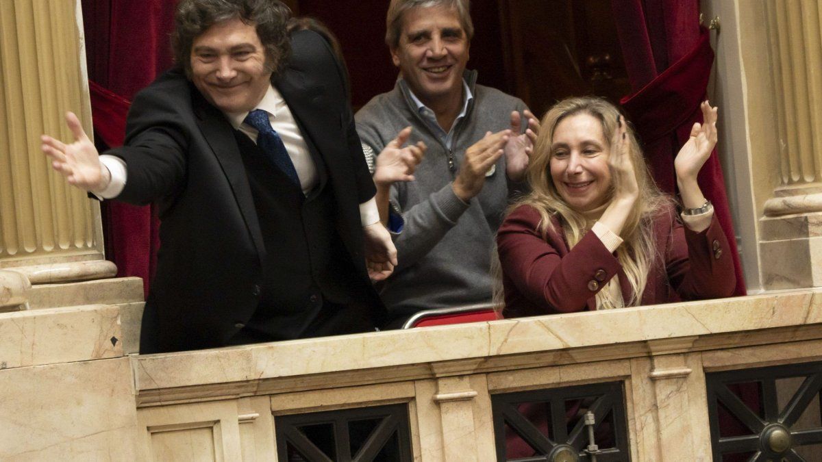 Javier Milei, Karina Milei y Luis Caputo, en un palco de Diputados durante la exposición de Manuel Adorni.