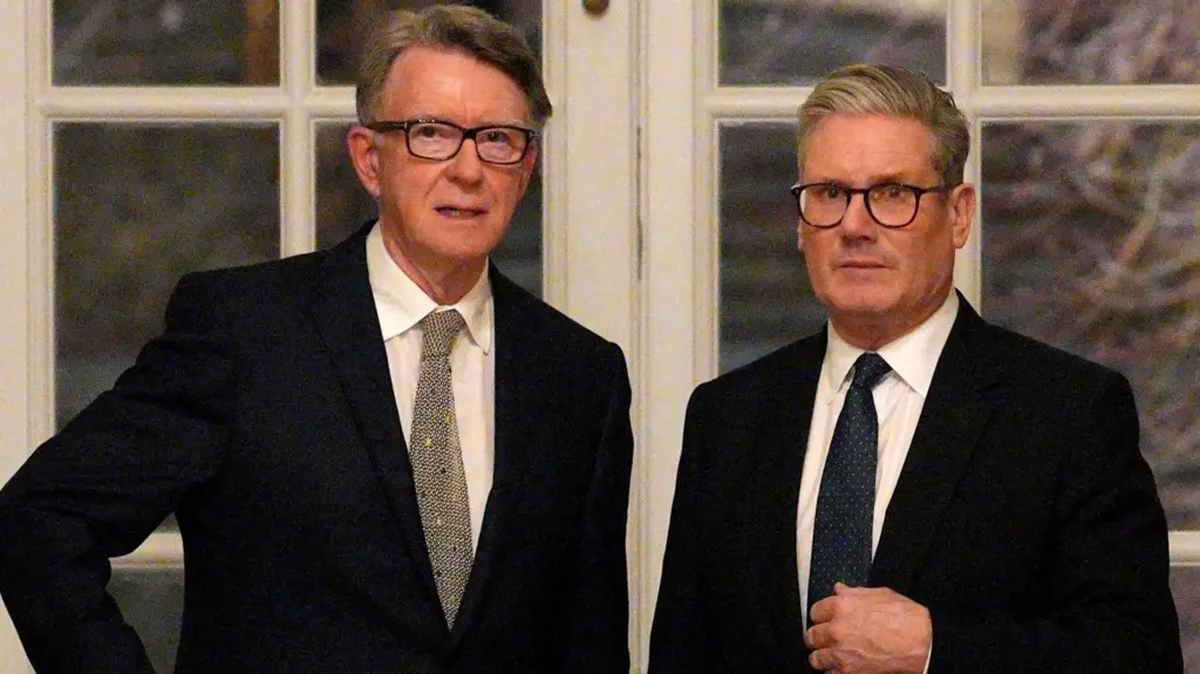 Mandelson, ex embajador británico en EE.UU., junto al actual primer ministro Keir Starmer | GENTILEZA AP NEWS Mandelson, ex embajador británico en EE.UU., junto al actual primer ministro Keir Starmer | GENTILEZA AP NEWS