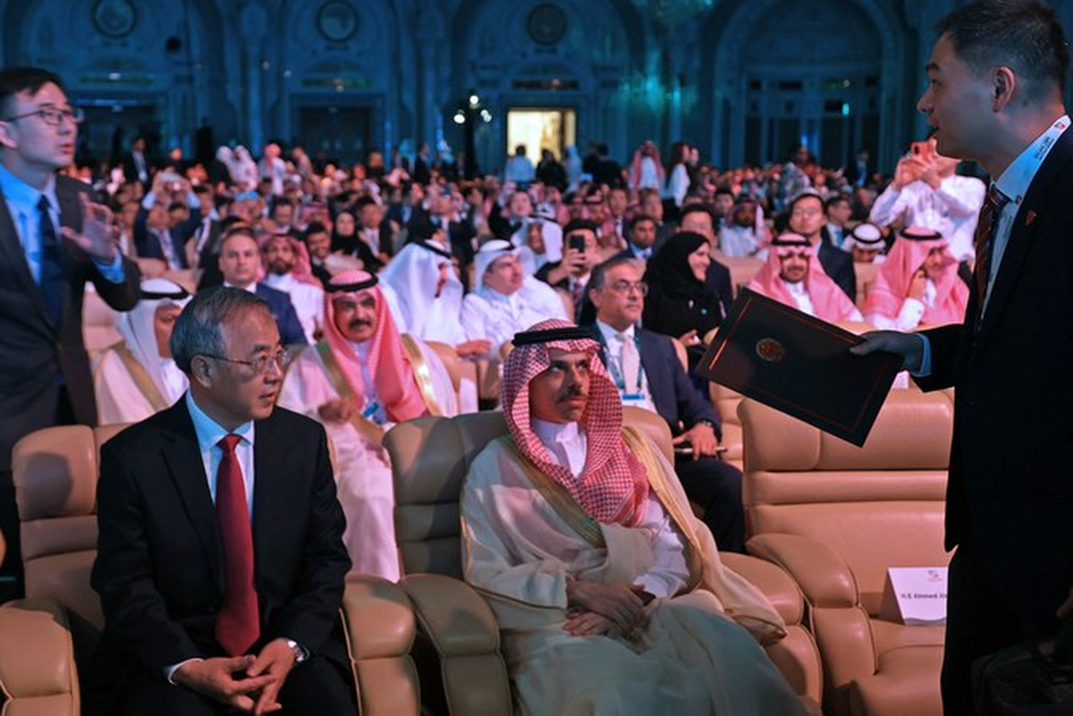Durante la décima edición de la Arab-China Business Conference, se acordó "desamericanizar" Arabia.