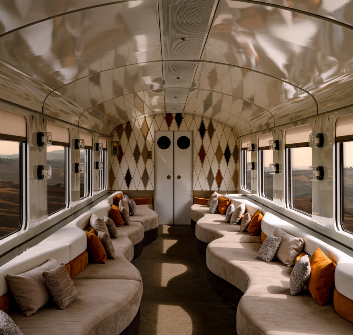 Un vagón del Orient Express recrea una sala de estar Art Déco, con un diseño clásico que evocan la Edad de Oro del viaje en tren. Un vagón del Orient Express recrea una sala de estar Art Déco, con un diseño clásico que evocan la Edad de Oro del viaje en tren.