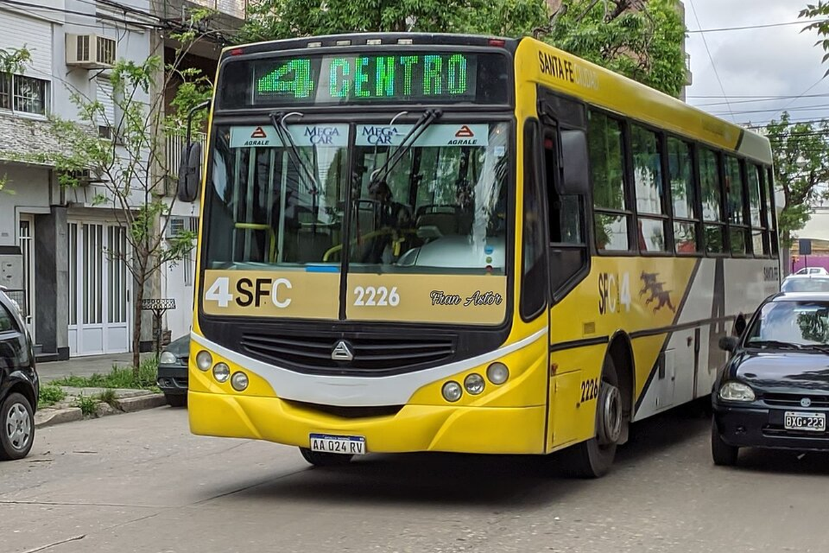 Desde el sector del transporte buscan llevar el boleto a $1.465 pero Juan Pablo Poletti pone freno. Desde el sector del transporte buscan llevar el boleto a $1.465 pero Juan Pablo Poletti pone freno. 
