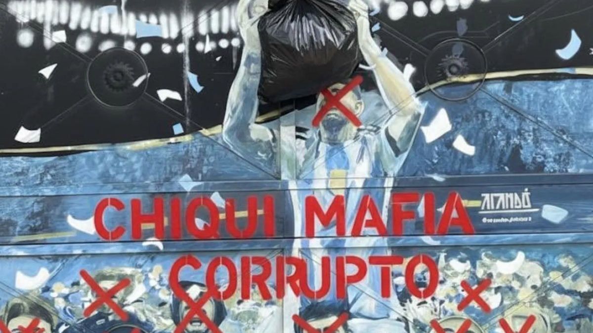 ClaudioChiqui Tapia recibió varios mensajes de advertencia luego de que fueranvandalizados murales de la Selección Argentina por polémicos fallos arbitrales.