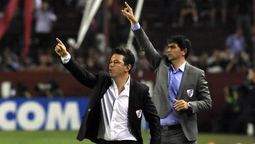 Marcelo Gallardo y Matías Biscay dirigiendo a River Plate. Foto: Dyn.