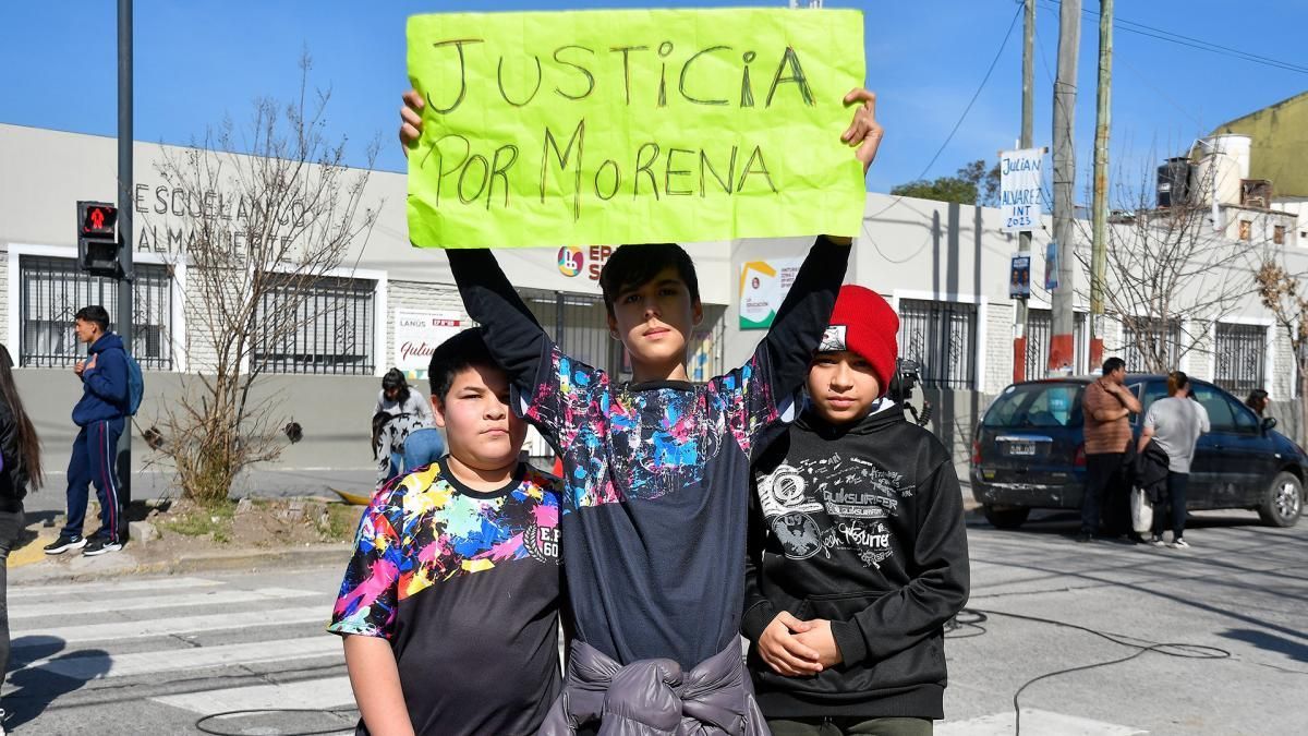 Compañeros y vecinos de Morena, pidiendo Justicia (Foto: Télam)