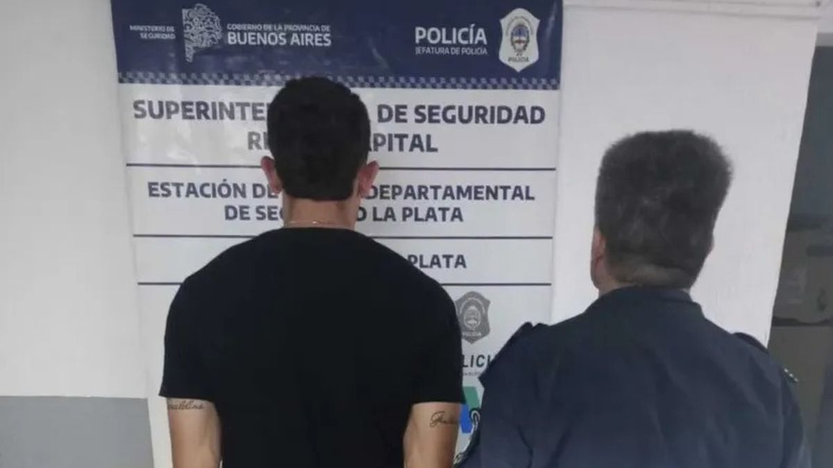 Gimnasia y Esgrima de La Plata se vio golpeado tras conocerse la detención del delantero Alan Sosa luego de ser denunciado por violencia de género. Gimnasia y Esgrima de La Plata se vio golpeado tras conocerse la detención del delantero Alan Sosa luego de ser denunciado por violencia de género.
