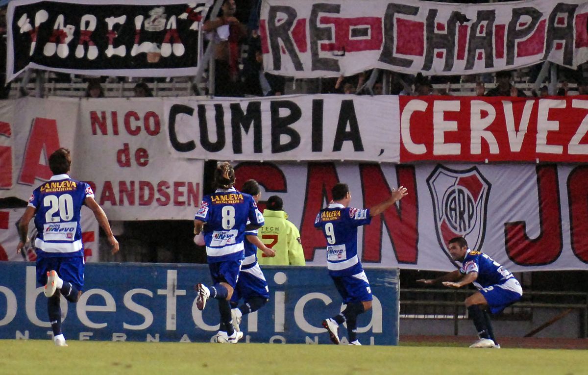 El Puma festeja su gol, con la camiseta de All Boys El Puma festeja su gol, con la camiseta de All Boys