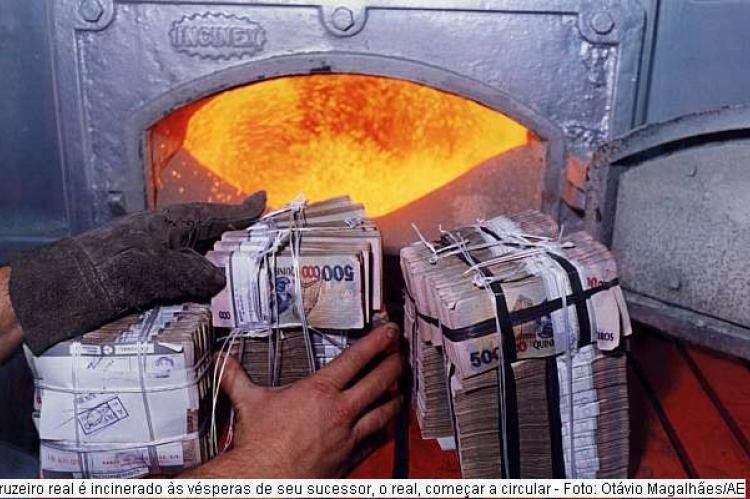 Billetes de cruzeiros ingresan a la caldera porque ya había llegado el real.