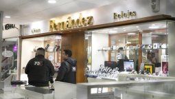 Dos de los asaltantes estaban vestidos de policía.