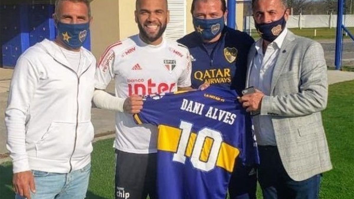 DaniAlves disputó un partido de fútbol de manera informal en la que lució unacamiseta de Boca, quedó filmado y las imágenes se viralizaron.