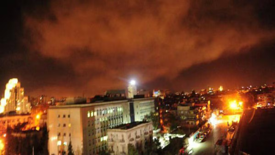 Cazas de la Real Fuerza Aérea Jordana operaron en conjunto con USA para evitar que grupos extremistas exploten los vacíos de seguridad en las fronteras vecinas. Pete Hegseth, Secretario de Defensa, calificó la ofensiva contra el Estado Islámico como una declaración de venganza y un paso crucial para la paz regional. Cazas de la Real Fuerza Aérea Jordana operaron en conjunto con USA para evitar que grupos extremistas exploten los vacíos de seguridad en las fronteras vecinas. Pete Hegseth, Secretario de Defensa, calificó la ofensiva contra el Estado Islámico como una declaración de venganza y un paso crucial para la paz regional.