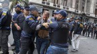 Uno de los detenidos durante el operativo frente al Congreso. Uno de los detenidos durante el operativo frente al Congreso.