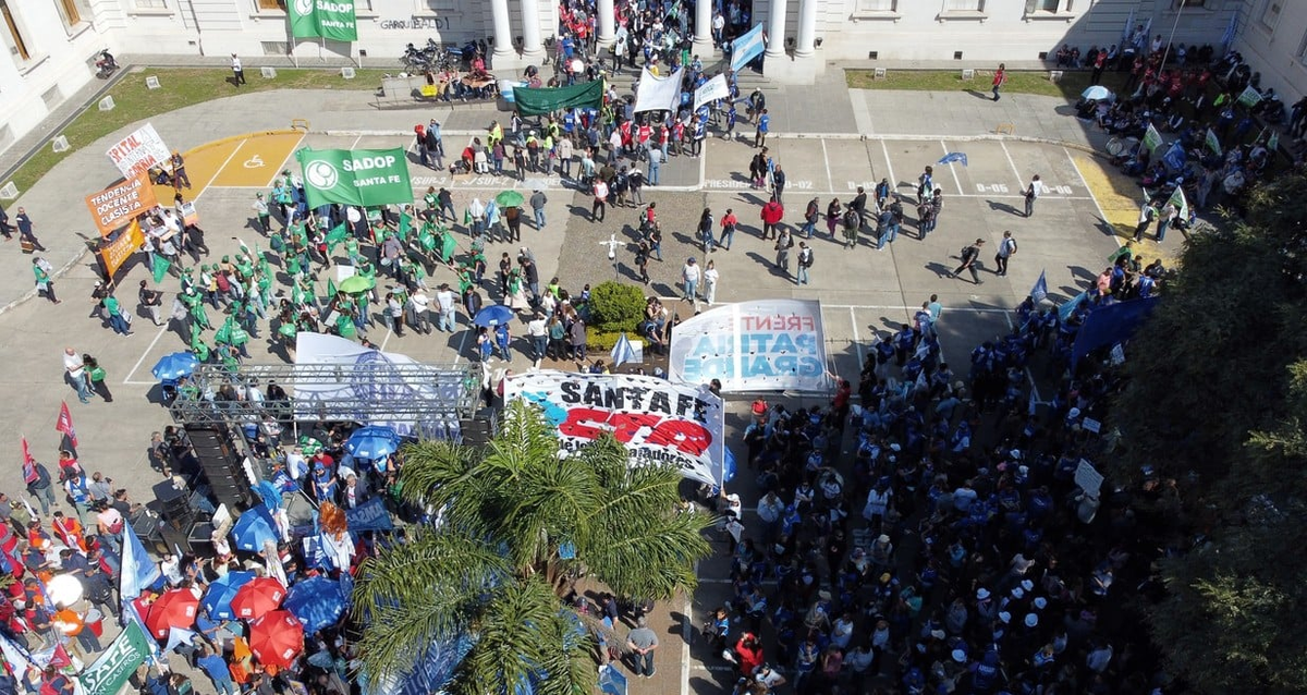 En la explanada de la Legislatura, los gremios docentes de Santa Fe realizaron se congregaron para repudiar la reforma previsional que se aprobó en el Senado. En la explanada de la Legislatura, los gremios docentes de Santa Fe realizaron se congregaron para repudiar la reforma previsional que se aprobó en el Senado.