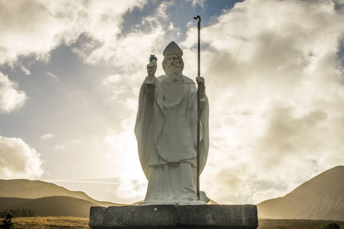 San Patricio fue el responsable de expandir el cristianismo en Irlanda, construyendo iglesias y convirtiendo a miles de personas.