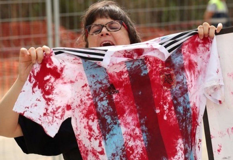 Militantes pro palestinos escracharon a la Selección Argentina en el predio del Barcelona para que no juegue el partido frente a Israel en Jerusalén.