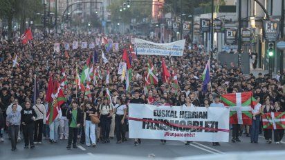 Bilbao amanece destrozada: coches quemados y comercios saqueados tras los disturbios
