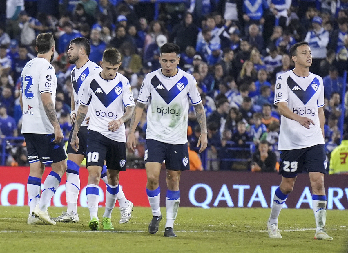 No hubo equivalencias. Vélez 0-4 Flamengo. (NA).