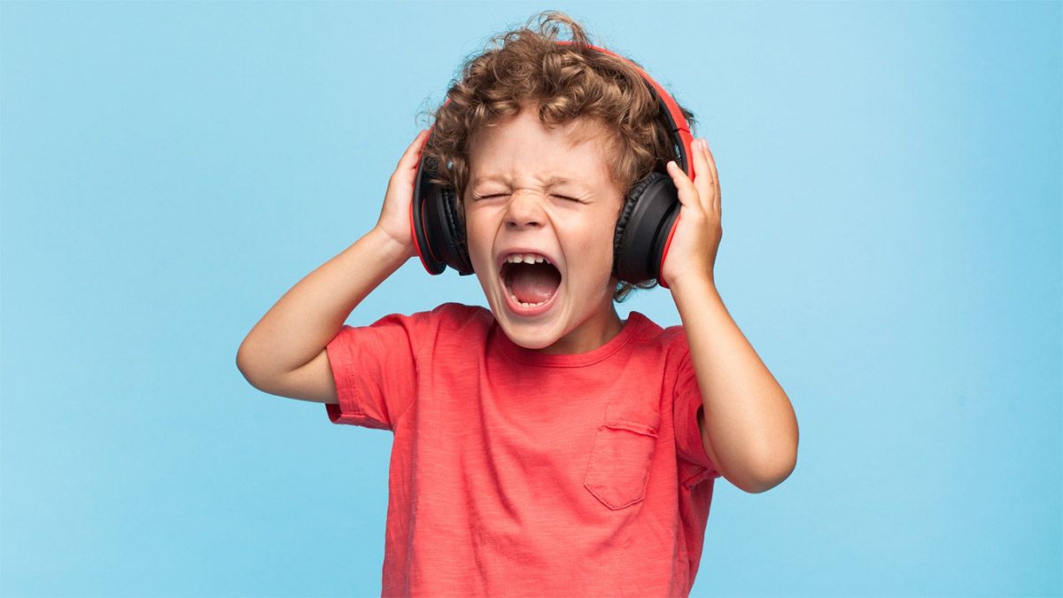 La hipoacusia ya no es un problema de la vejez sino que avanza en entre niños y jóvenes causado por el uso de las nuevas tecnología. La hipoacusia ya no es un problema de la vejez sino que avanza en entre niños y jóvenes causado por el uso de las nuevas tecnología.