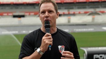Jorge Brito presentó el nuevo escudo de River Plate en el estadio Monumental. Jorge Brito presentó el nuevo escudo de River Plate en el estadio Monumental.