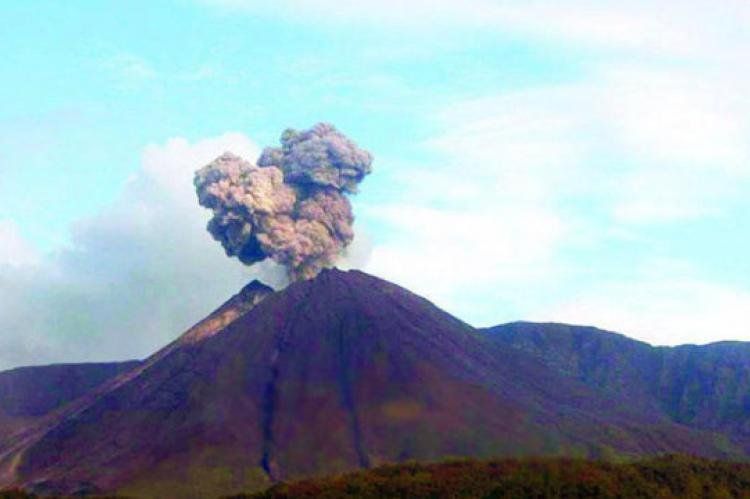 Volcán El Reventador, en Ecuador