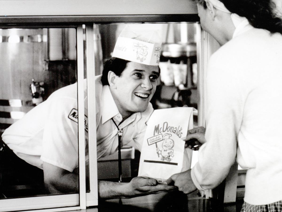 El primer McDonald's funcionaba con carhops, pero tras cerrarlo temporalmente para reestructurarlo, el local adoptó un sistema de servicio rápido, donde la comida se servía por las ventanillas. El primer McDonald's funcionaba con carhops, pero tras cerrarlo temporalmente para reestructurarlo, el local adoptó un sistema de servicio rápido, donde la comida se servía por las ventanillas.