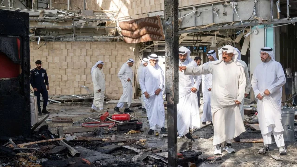 Funcionarios kuwaitíes inspeccionan los daños en el interior de una terminal del Aeropuerto Internacional de Kuwait tras un ataque con drones y misiles, en la ciudad de Kuwait, Kuwait, el 3 de junio de 2026. (Crédito de foto: Kuwait News Agency/Handout via REUTERS) Funcionarios kuwaitíes inspeccionan los daños en el interior de una terminal del Aeropuerto Internacional de Kuwait tras un ataque con drones y misiles, en la ciudad de Kuwait, Kuwait, el 3 de junio de 2026. (Crédito de foto: Kuwait News Agency/Handout via REUTERS)