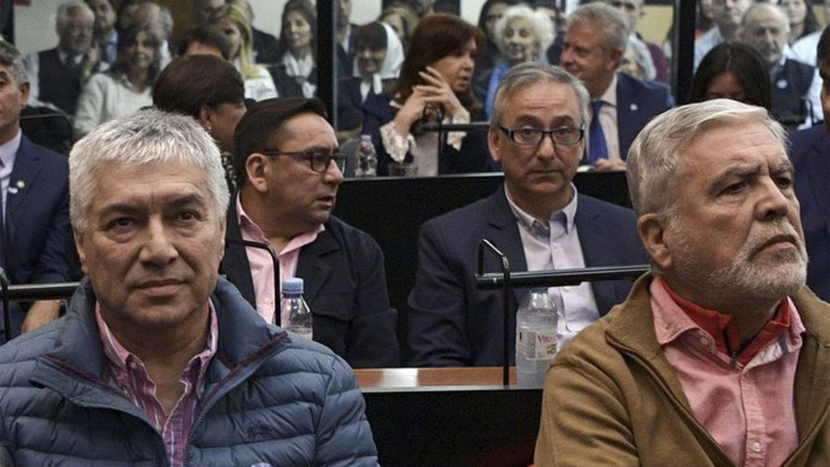 Julio de Vido con Lázaro Báez durante el juicio por la Tragedia de Once, ahora volvieron a encontrarse por la causa Vialidad.