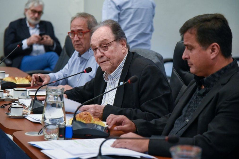 Carlos Heller presidente de la Comisión de Presupuesto informó el dictamen favorable del mono-tech