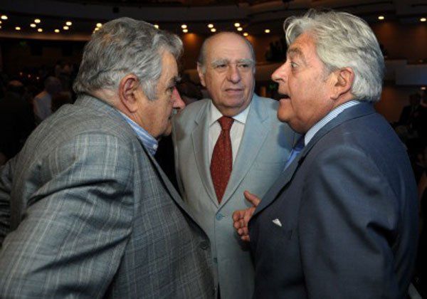 José Mujica habla Alberto Lacalle en presencia de Julio Sanguinetti.