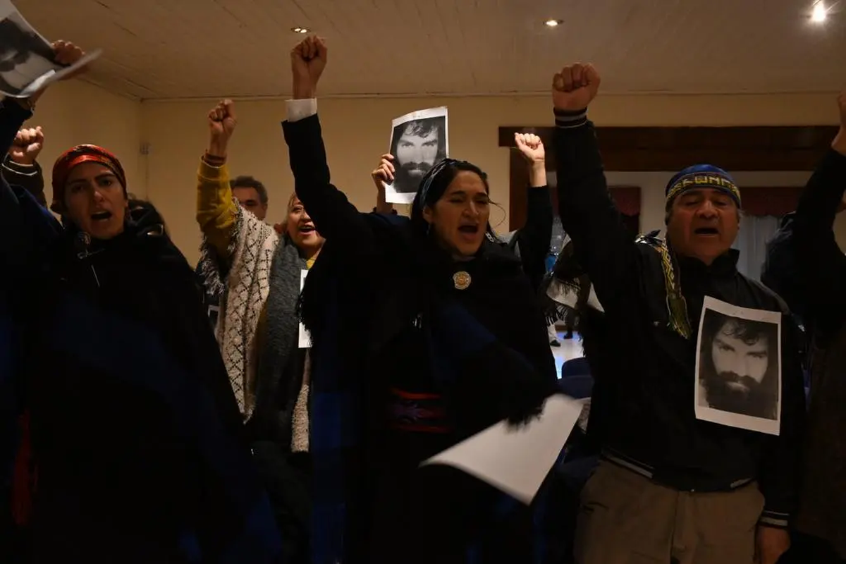 La mayoría del acotado público que lo apoyaba portaba carteles con la foto de Santiago Maldonado, y reprochó de inmediato vociferando al magistrado contra el día elegido para dar a conocer su decisión.