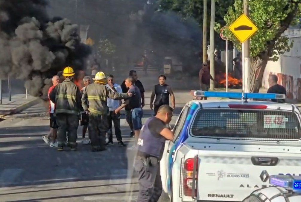 Municipales de Morón protestaron con quema de neumáticos frente a sedes comunales.